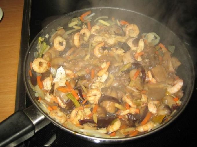 Креветки с грибами и овощами