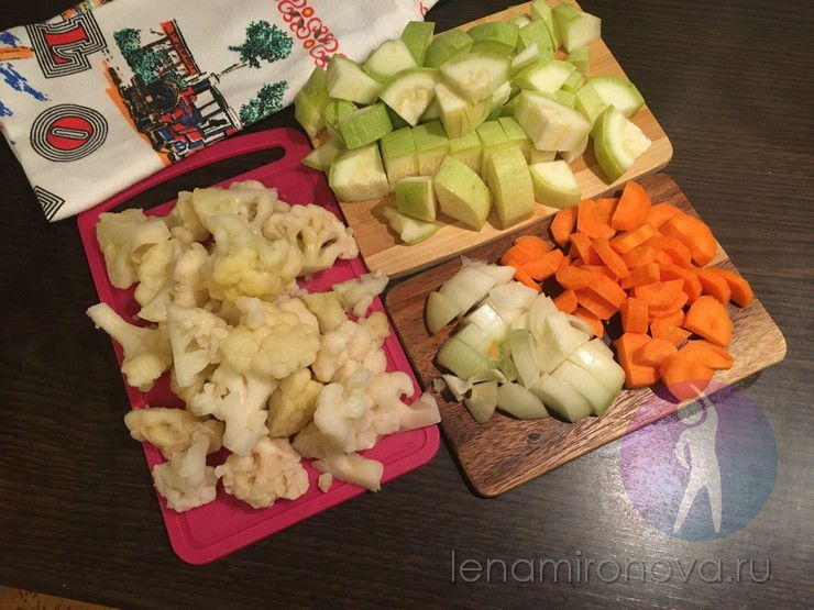 нарезанные цветная капуста, кабачок, лук. морковь