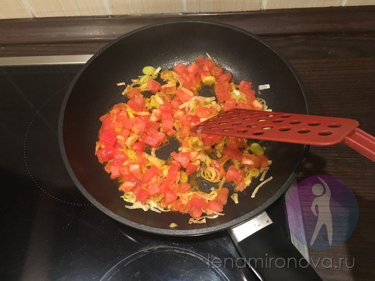 лук-порей с помидорами на сковороде