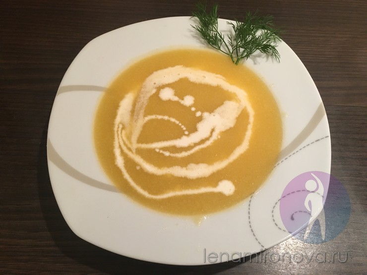 суп-пюре со сливками в тарелке