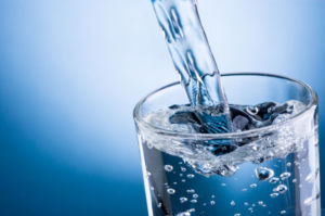 Очищенная вода в стакане