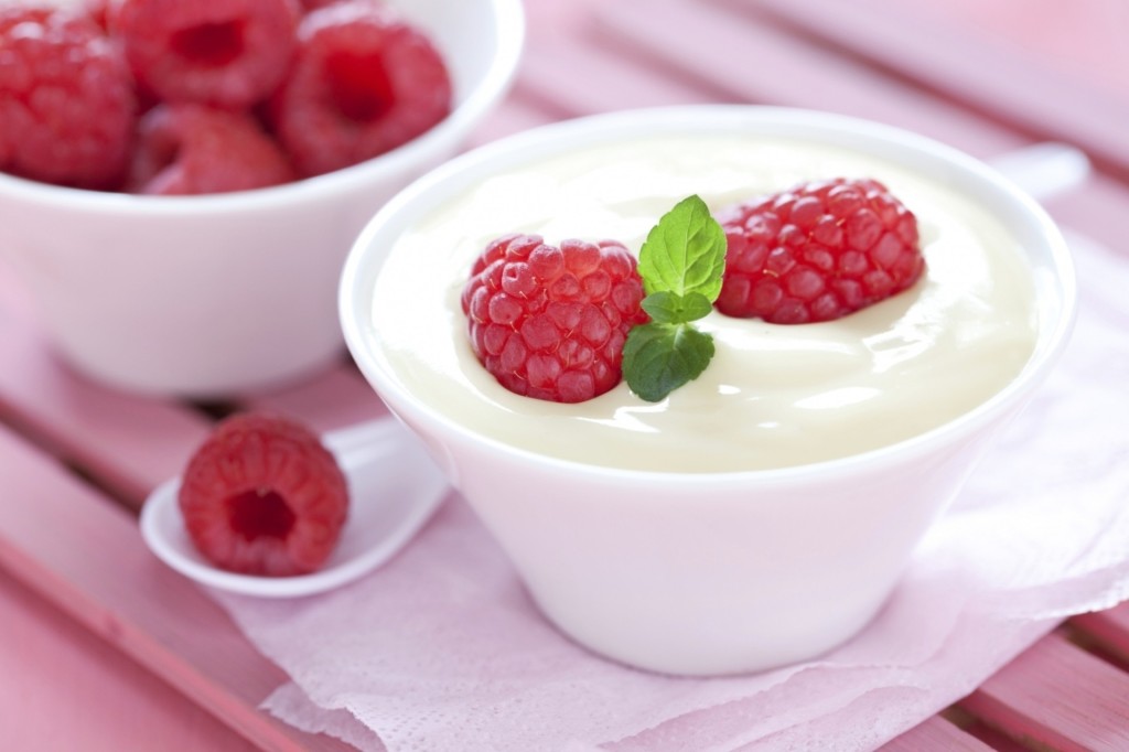 Нежный десерт: йогурт с ягодами малины